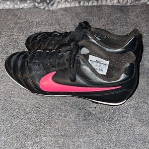 Youth Nike sz 2.5 Soccer Cleats Black & Pink